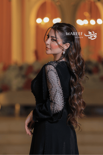 فستان سهرة أسود مزخرف بأكمام شفافة