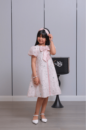 فستان بناتي وردي مطرز مع فيونكة أنيقة