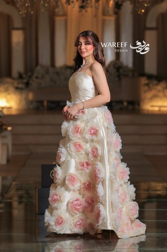 فستان بيج فاخر بزهور ثلاثية الابعاد