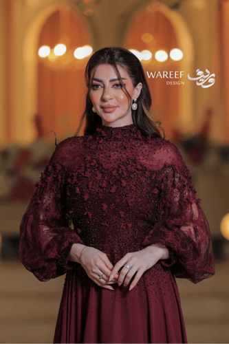 فستان سهرة عودي طويل فاخر بتطريزات لامعة وأكمام شي...