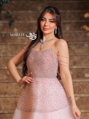 فستان سهرة باللون الزهريي مزين بتطريز لامع وفخم