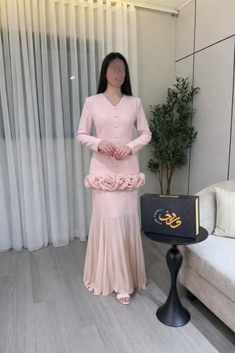 فستان كريمي أنيق بتفاصيل ورود بارزة وقصّة أنثوية ر...