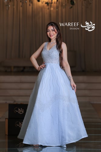 فستان سهرة سماوي طويل بتطريز لامع بدون أكمام من قم...