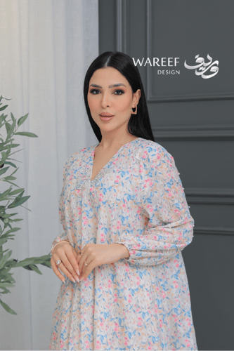 جلابية بنقشة زهرية ناعمة وتفاصيل لؤلؤية أنثوية