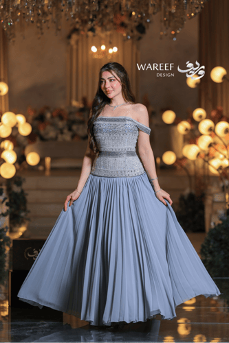 فستان سهرة رصاصي فاخر مطرز بالكامل بتصميم الأكتاف...