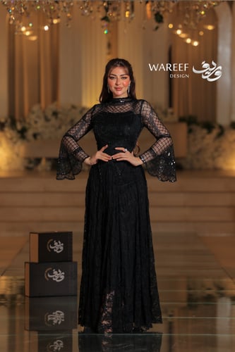 فستان سهره باللون الاسود و بكمام شفاف