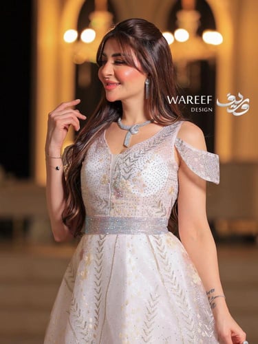 فستان سهرة باللون البيج مميز بتطريز مشجر