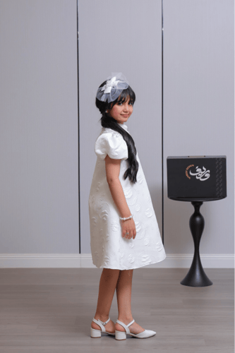 فستان بناتي بتطريز دائري وياقة مرتفعة أنيقة