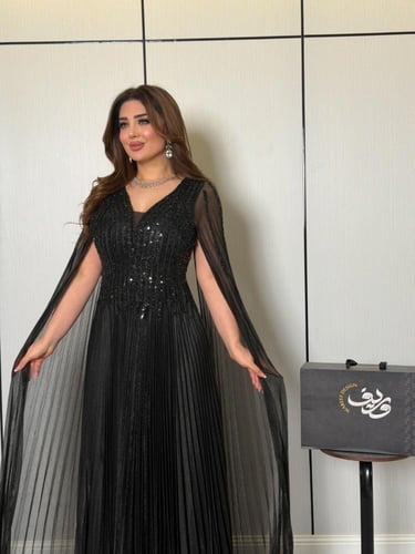 فستان كاب أسود بطيات فاخرة ولمسة براقة