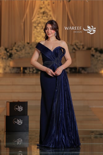 فستان كحلي ون شولدر مع ذيل جانبي