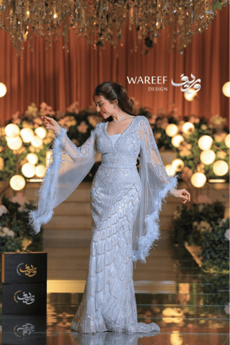 فستان سهرة فضّي ثلجي فاخر بتطريز كريستالي وأكمام ش...