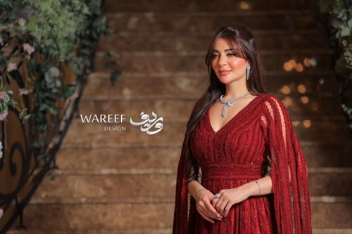 فستان سهرة باكمام واسعه وطويله باللون العودي