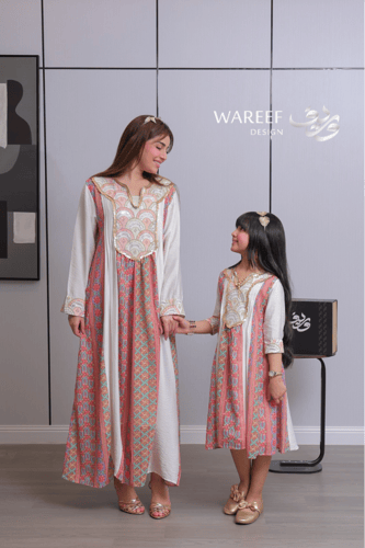 جلابية بناتي أوف وايت بنقوش تراثية وردية