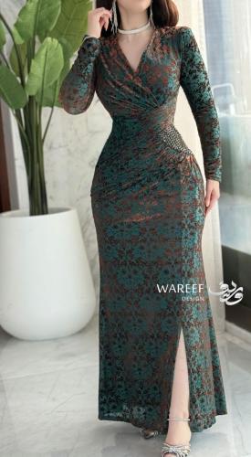 فستان ناعم أخضر زمردي بنقوش نباتية ولمسات كريستالي...