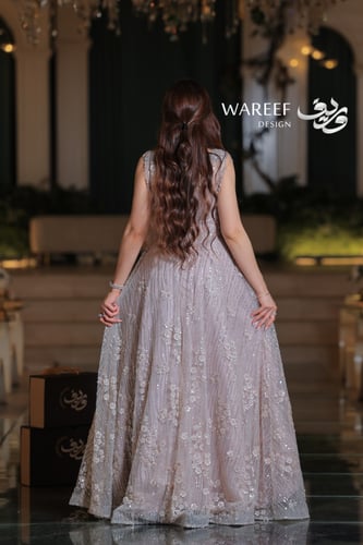 فستان سهرة لافندر تول مطرز بالزهور والكريستال قصة...
