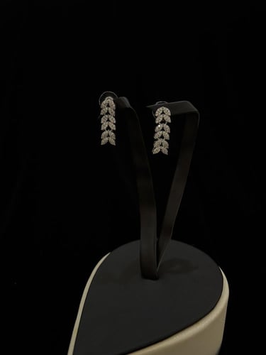 طقم زركون فضي بتصميم أوراق