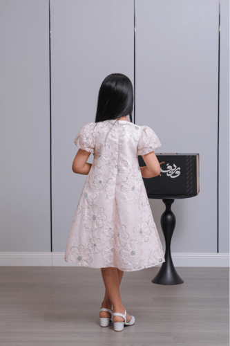 فستان بناتي وردي مطرز مع فيونكة أنيقة