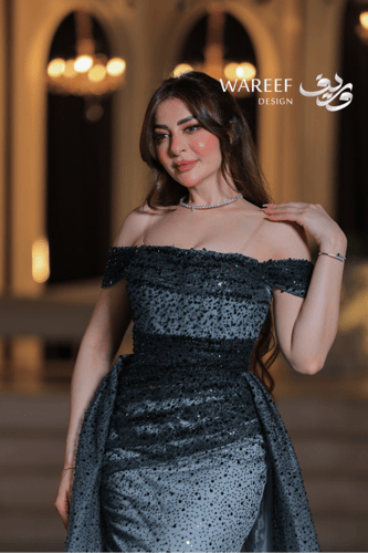 لفستان لونه أخضر زمردي فاتح مع لمعة واضحة من الترت...