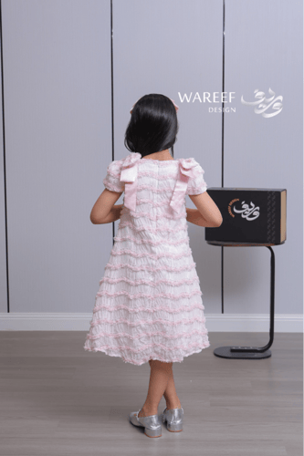 فستان بناتي وردي ناعم بطبقات دانتيل مموّج وتفاصيل...