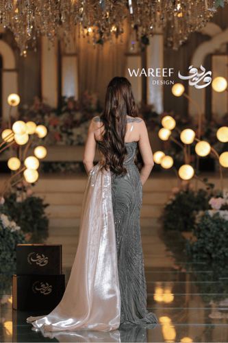 فستان سهرة أخضر زيتي بتطريز كريستالي وذيل ساتان فا...