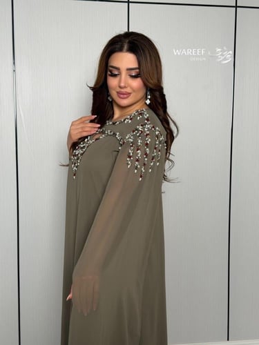 جلابية كاكي فاخرة بكاب وانسيابية ملكية