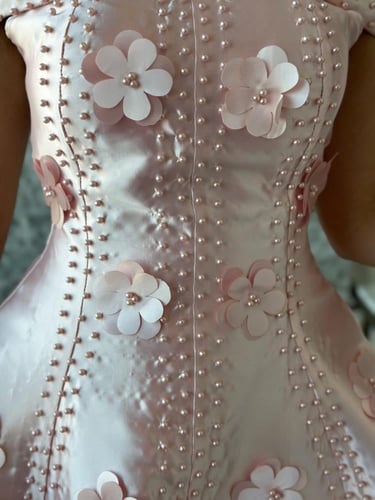 فستان ميكادو أوف تشولدرز بتطريز لولو وورد أنيقة