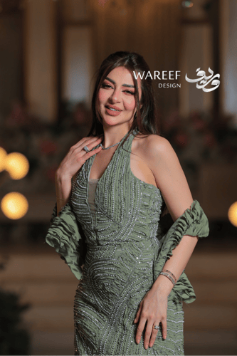 فستان سهرة أخضر زيتوني بتطريز لؤلؤي فاخر مع شال من...