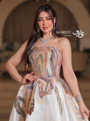 فستان سهره باللون البيج ومزين بالتطريز