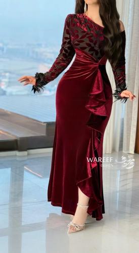 فستان ناعم عنابي مخملي بتفاصيل دانتيل شفافة وقصّة...