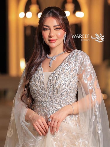 فستان سهرة بيج بتطريز لامع وأكمام طويلة واسعة لمسة...