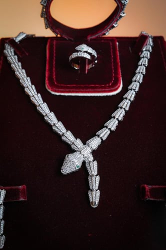 طقم زركون فضي بتصميم أفعى فاخر من WAREEF