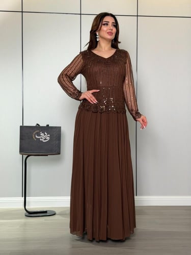 فستان ناعم بني بتطريز لامع وتنورة شيفون بليسيه