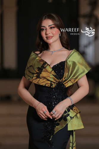 فستان أسود طويل بأكتاف ملفوفة من الأورغنزا الأخضر...