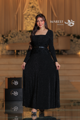 فستان ناعم باللون الاسود مزين بالفصوص
