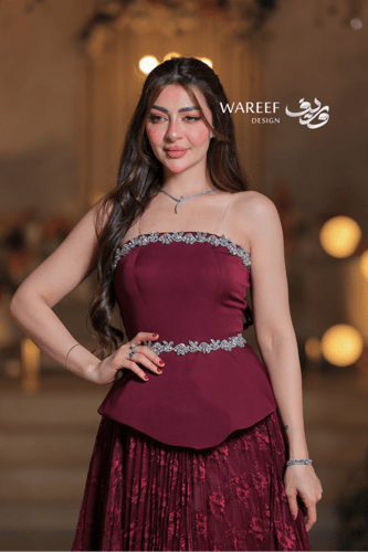 فستان سهرة خمري راق بتنورة دانتيل واسعة وتطريز كري...