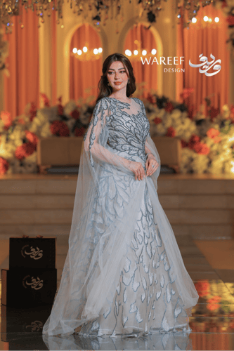 فستان طويل بتطريز يدوي تيفاني بتصميم أوراق متداخلة...