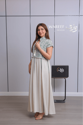 جلابية بيج بقصة طبقات وتطريز أخضر هندسي أنيق