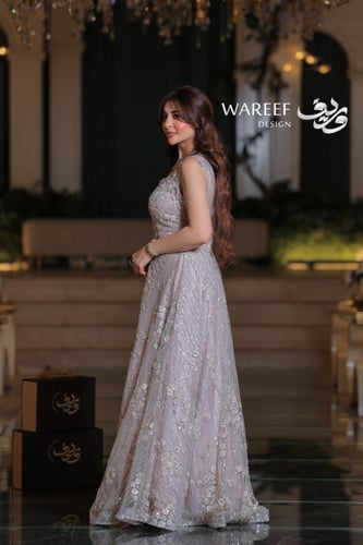 فستان سهرة لافندر تول مطرز بالزهور والكريستال قصة...