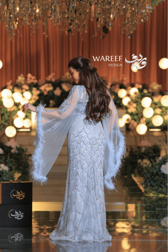 فستان سهرة فضّي ثلجي فاخر بتطريز كريستالي وأكمام ش...