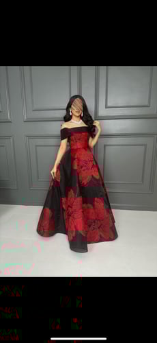 فستان سهرة أسود بأزهار حمراء كبيرة