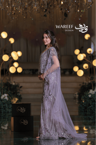 فستان سهرة لافندر مطرّز بالكامل بتصميم فاخر مع كاب...