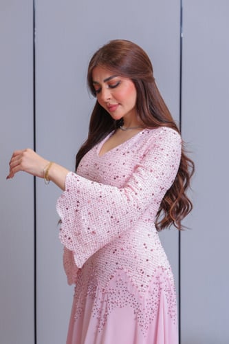 فستان ناعم وردي بتطريز لامع وتنورة شيفون منسدلة