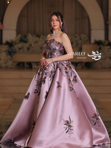 فستان ملكة اللون الزهري بالشك المشجر