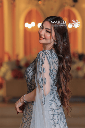 فستان طويل بتطريز يدوي تيفاني بتصميم أوراق متداخلة...