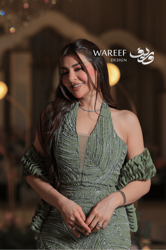 فستان سهرة أخضر زيتوني بتطريز لؤلؤي فاخر مع شال من...