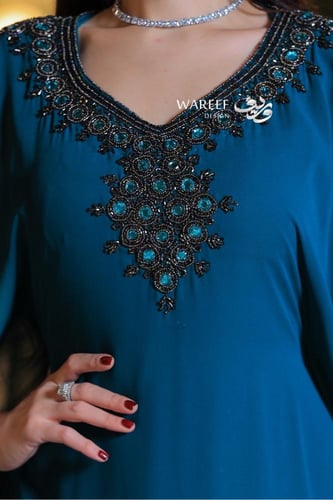 جلابية أنيقة بتطريز فاخر حول الياقة وتصميم واسع را...