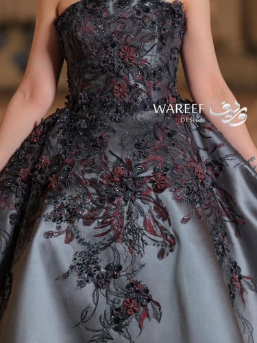 فستان ملكه فخم بتصميم فريد باللون الرمادي الغامق
