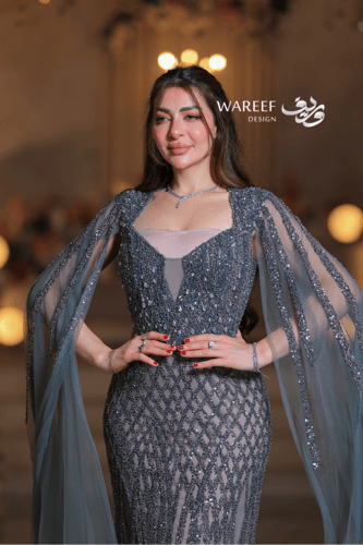 فستان سهرة رمادي ساحر مطرز بتفاصيل فاخرة وأكمام من...