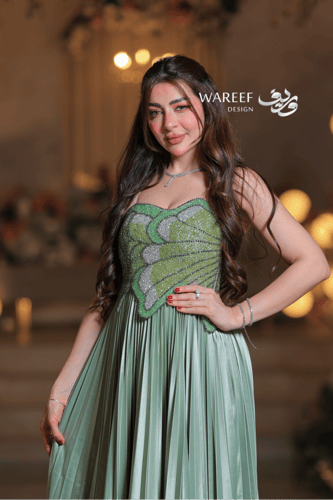 فستان سهرة تيفاني فاتح مطرز بتصميم فني وتنورة مكسر...