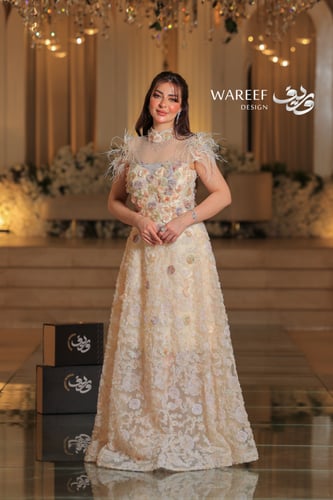 فستان سهره يمتاز بتطريز الورود والريش